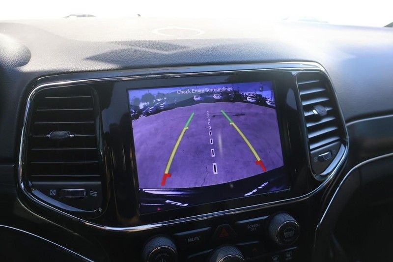 Jeep Grand Cherokee Vehicle Full-screen Gallery Image 31