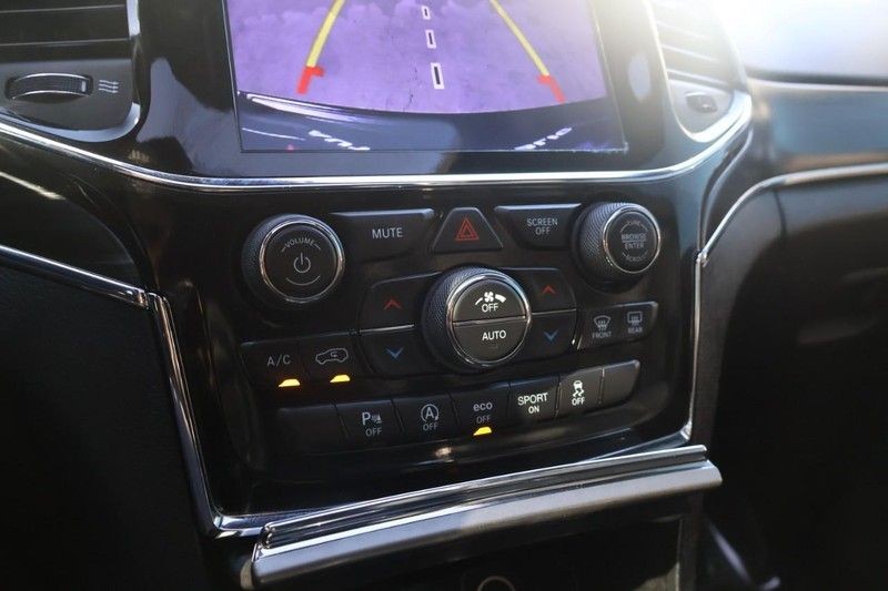 Jeep Grand Cherokee Vehicle Full-screen Gallery Image 32