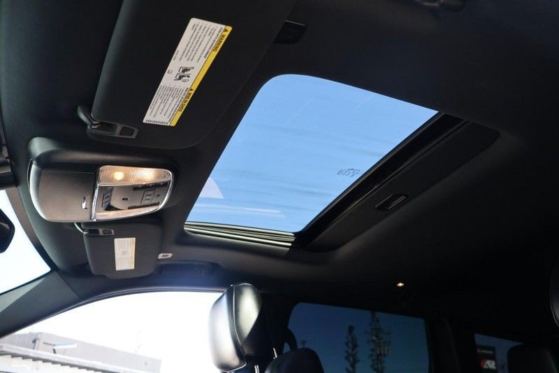 Jeep Grand Cherokee Vehicle Full-screen Gallery Image 35