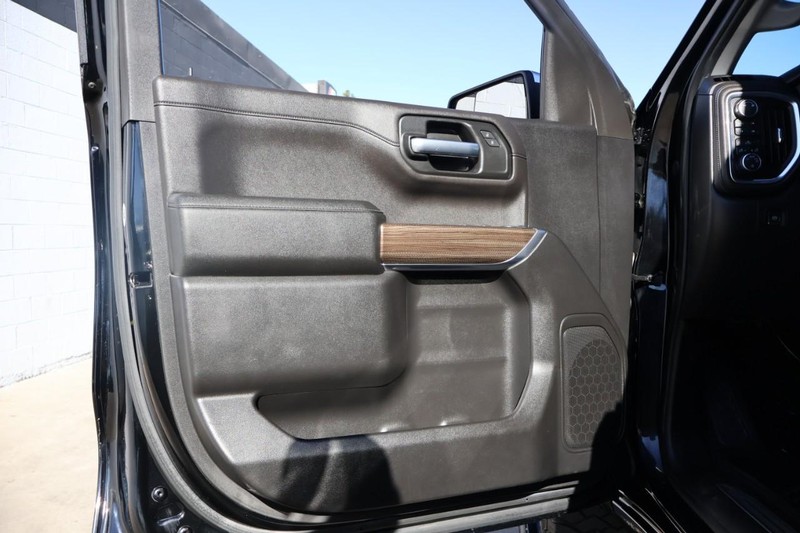 Chevrolet Silverado 1500 Vehicle Full-screen Gallery Image 17