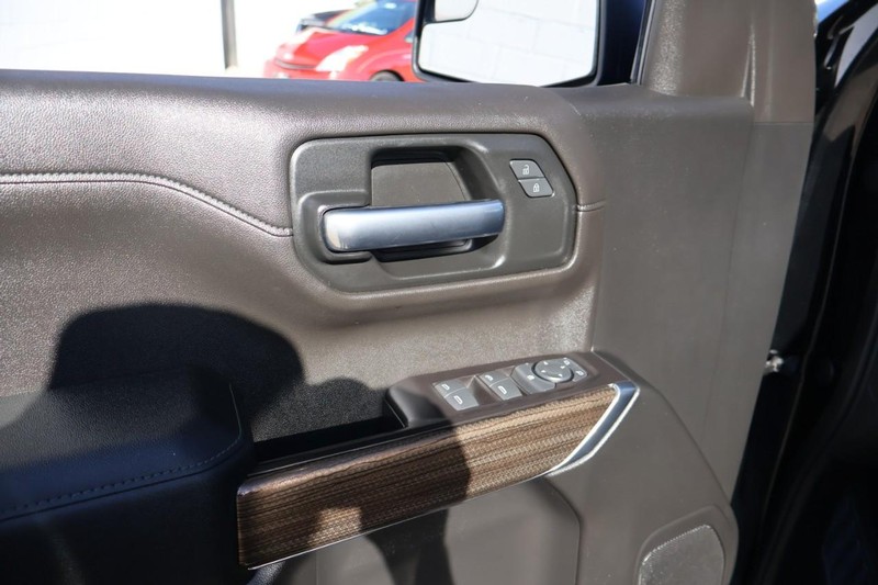 Chevrolet Silverado 1500 Vehicle Full-screen Gallery Image 18