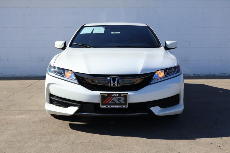Honda Accord Coupe Vehicle Full-screen Gallery Image 02