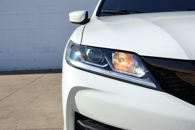 Honda Accord Coupe Vehicle Full-screen Gallery Image 03