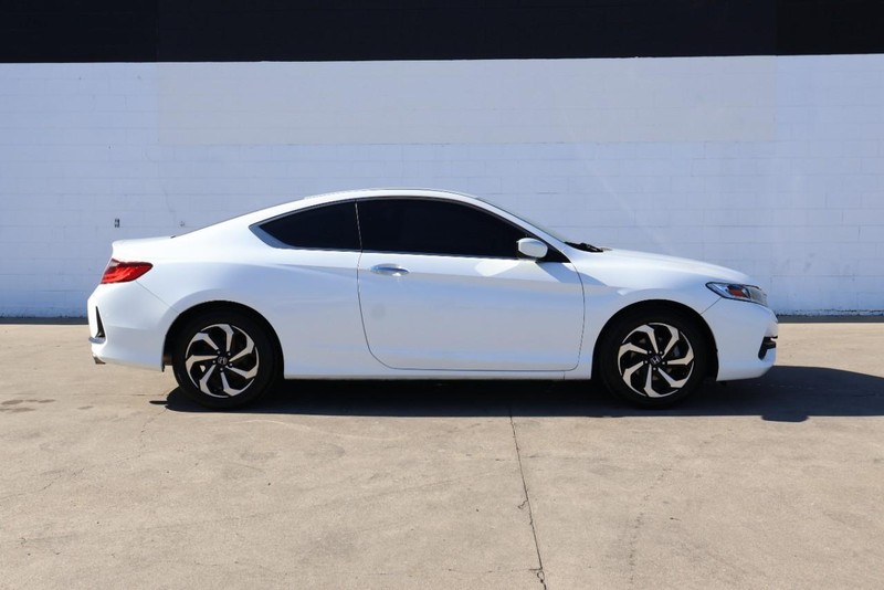 Honda Accord Coupe Vehicle Full-screen Gallery Image 04