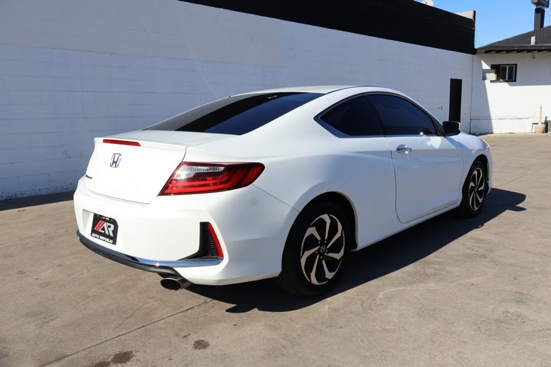 Honda Accord Coupe Vehicle Full-screen Gallery Image 05