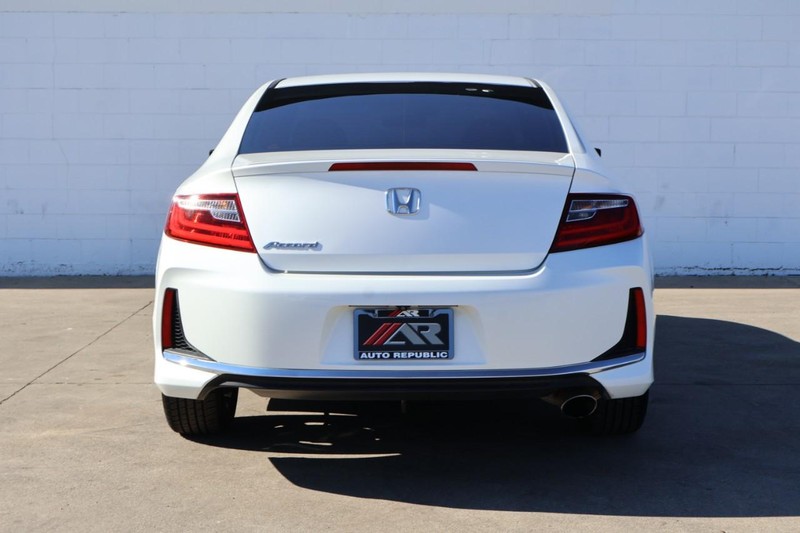 Honda Accord Coupe Vehicle Full-screen Gallery Image 06