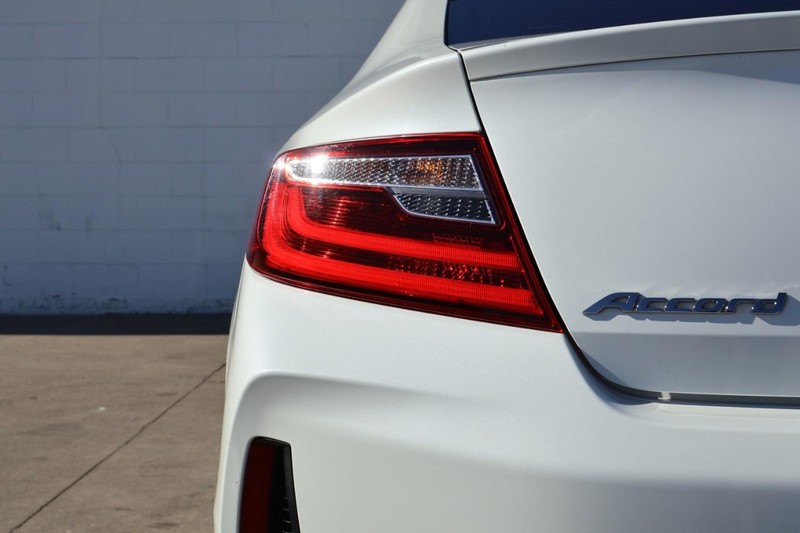 Honda Accord Coupe Vehicle Full-screen Gallery Image 07