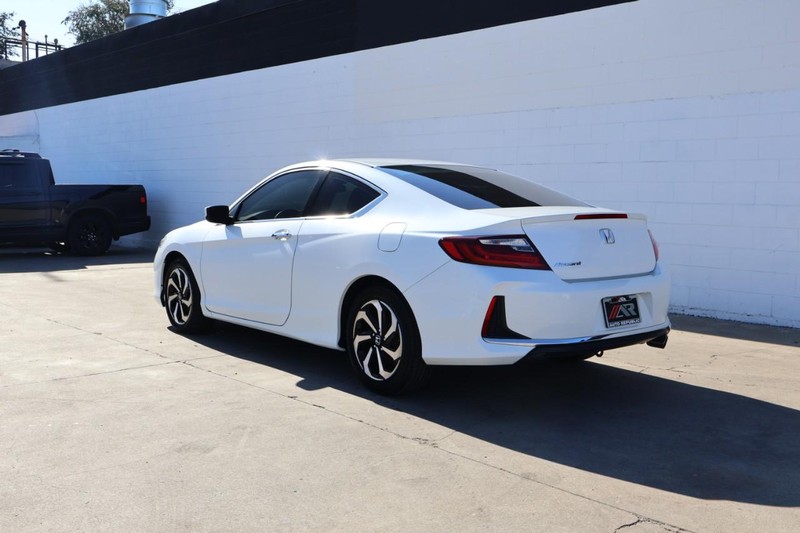 Honda Accord Coupe Vehicle Full-screen Gallery Image 10