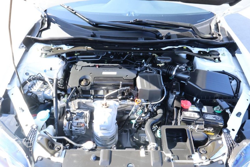 Honda Accord Coupe Vehicle Full-screen Gallery Image 12