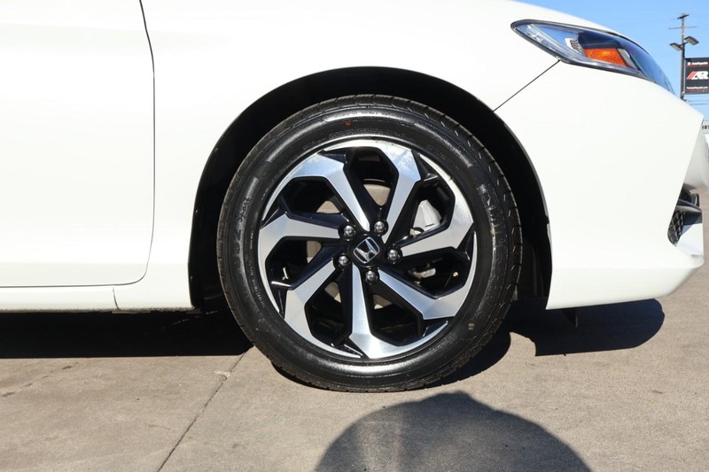 Honda Accord Coupe Vehicle Full-screen Gallery Image 14