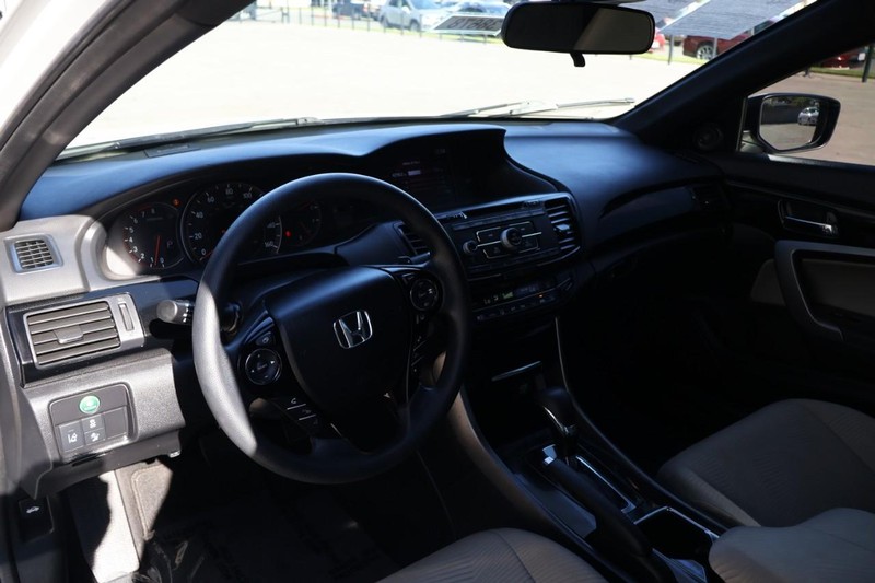 Honda Accord Coupe Vehicle Full-screen Gallery Image 16