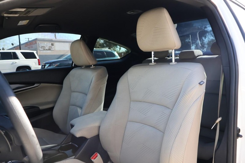 Honda Accord Coupe Vehicle Full-screen Gallery Image 17