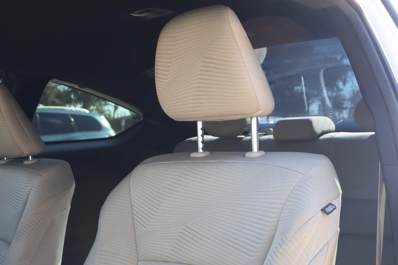 Honda Accord Coupe Vehicle Full-screen Gallery Image 18