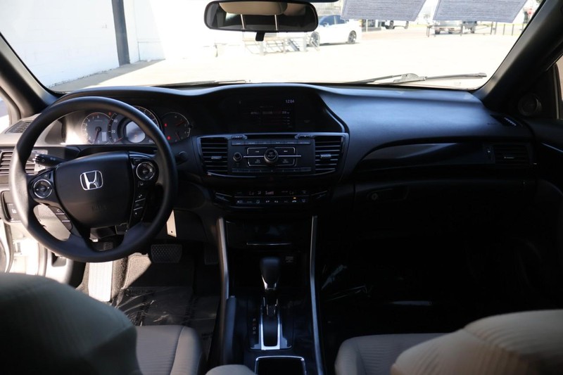 Honda Accord Coupe Vehicle Full-screen Gallery Image 22