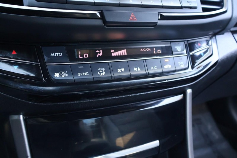 Honda Accord Coupe Vehicle Full-screen Gallery Image 30