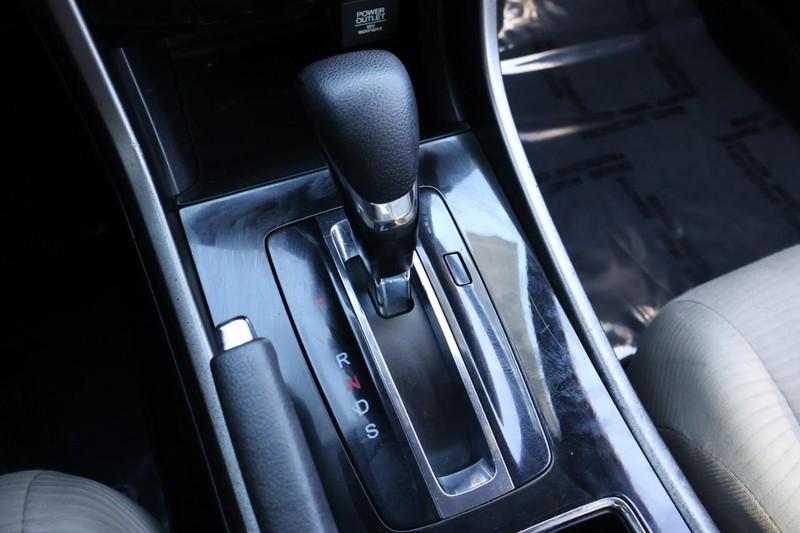 Honda Accord Coupe Vehicle Full-screen Gallery Image 31