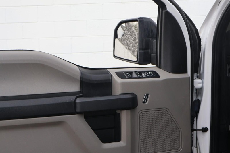 Ford F-150 Vehicle Full-screen Gallery Image 16