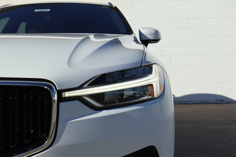 Volvo XC60 Vehicle Full-screen Gallery Image 03