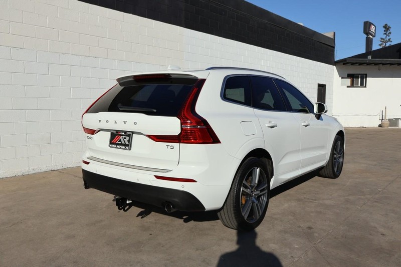 Volvo XC60 Vehicle Full-screen Gallery Image 05