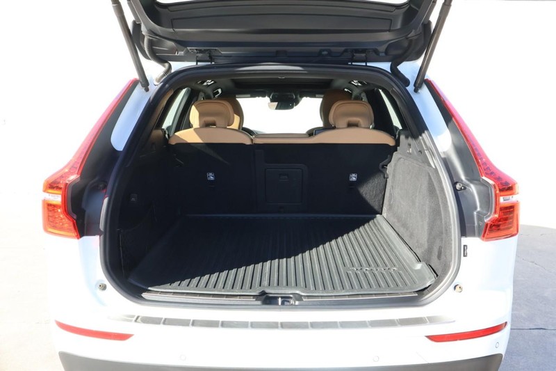 Volvo XC60 Vehicle Full-screen Gallery Image 09