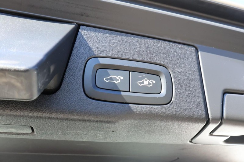 Volvo XC60 Vehicle Full-screen Gallery Image 10