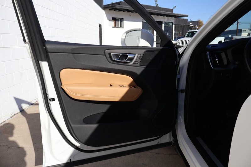 Volvo XC60 Vehicle Full-screen Gallery Image 16