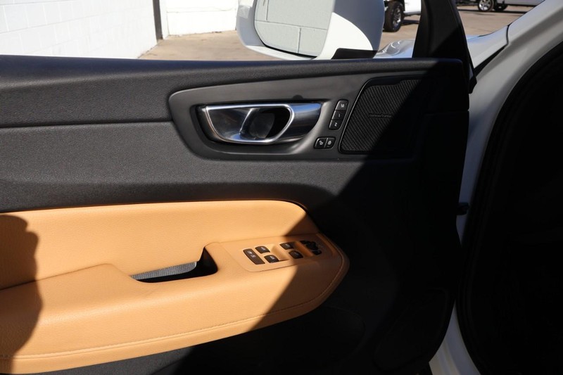 Volvo XC60 Vehicle Full-screen Gallery Image 17