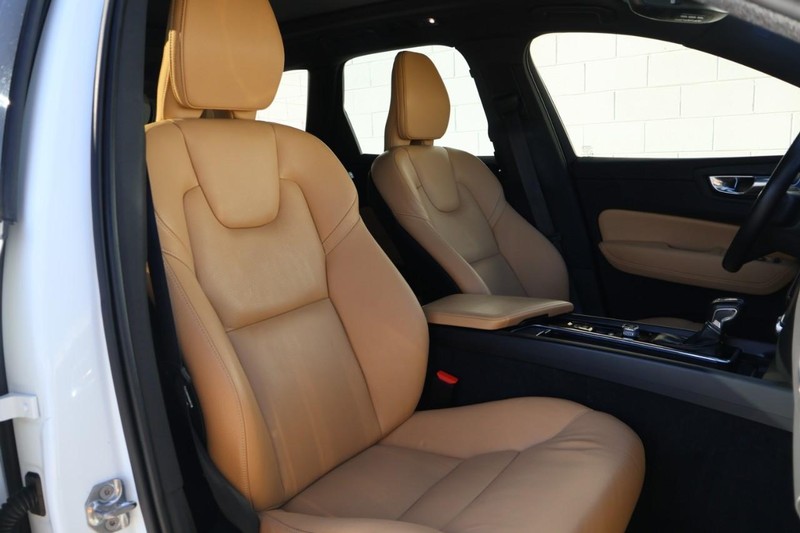 Volvo XC60 Vehicle Full-screen Gallery Image 23