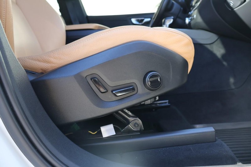 Volvo XC60 Vehicle Full-screen Gallery Image 24