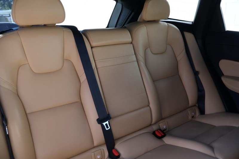 Volvo XC60 Vehicle Full-screen Gallery Image 25