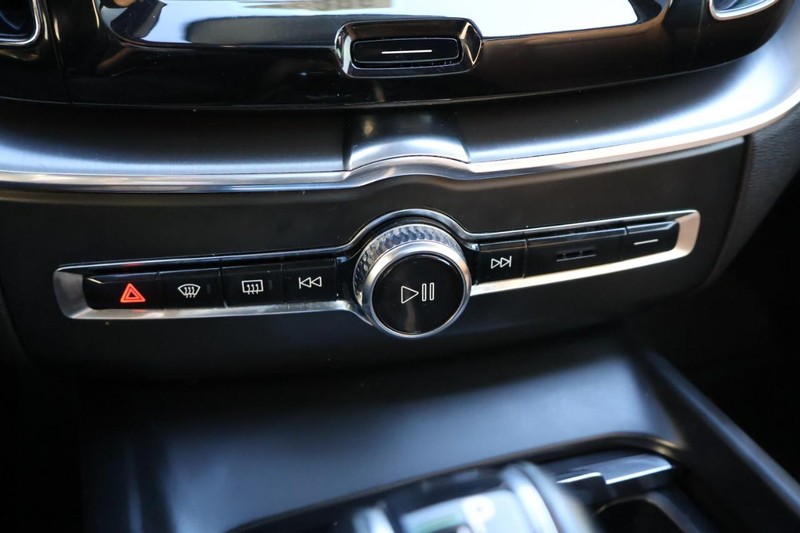 Volvo XC60 Vehicle Full-screen Gallery Image 36