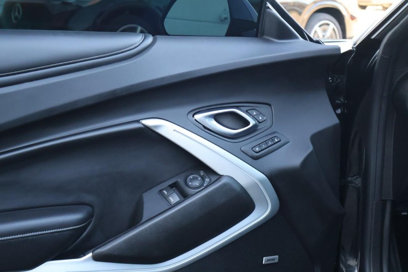 Chevrolet Camaro Vehicle Full-screen Gallery Image 15