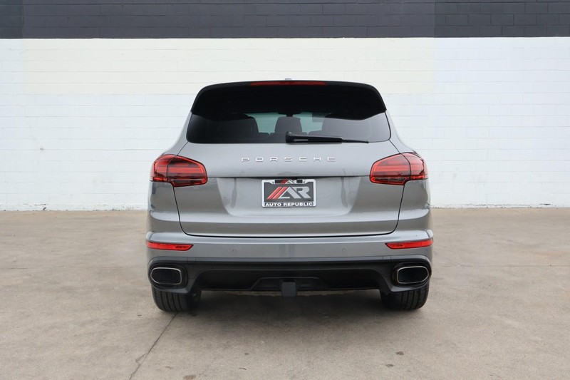 Porsche Cayenne Vehicle Full-screen Gallery Image 06