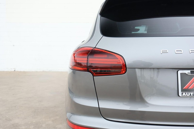 Porsche Cayenne Vehicle Full-screen Gallery Image 07