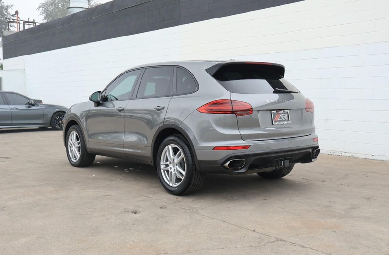 Porsche Cayenne Vehicle Full-screen Gallery Image 11