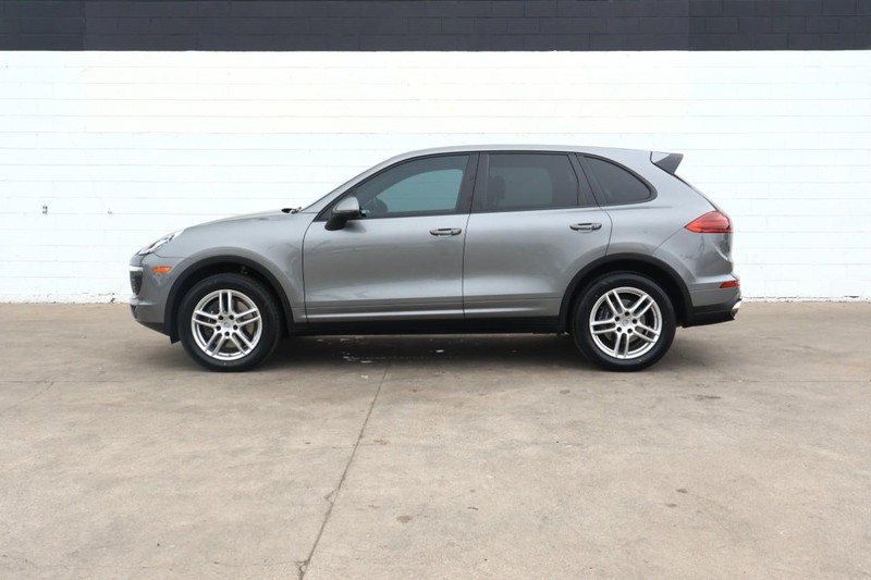 Porsche Cayenne Vehicle Full-screen Gallery Image 12