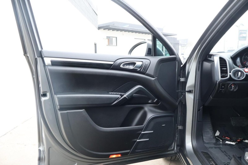 Porsche Cayenne Vehicle Full-screen Gallery Image 16