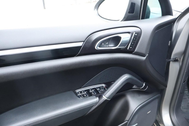 Porsche Cayenne Vehicle Full-screen Gallery Image 17