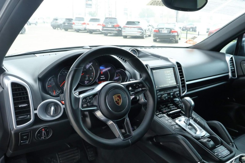 Porsche Cayenne Vehicle Full-screen Gallery Image 18