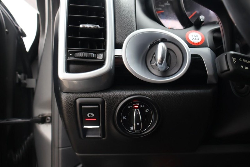 Porsche Cayenne Vehicle Full-screen Gallery Image 19