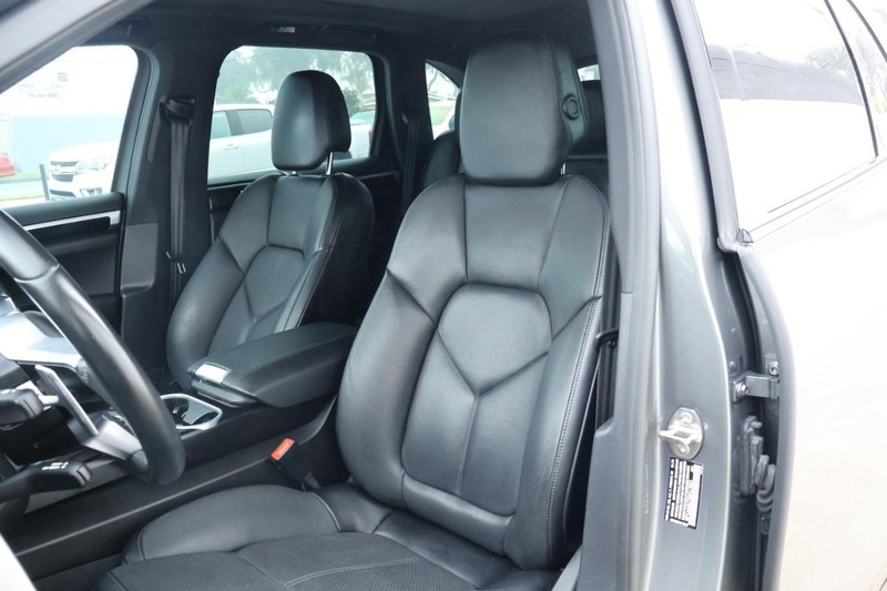 Porsche Cayenne Vehicle Full-screen Gallery Image 20