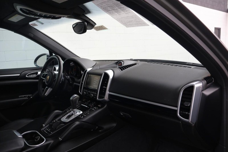 Porsche Cayenne Vehicle Full-screen Gallery Image 22