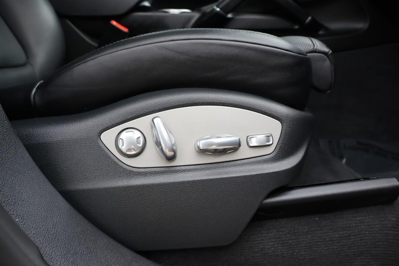 Porsche Cayenne Vehicle Full-screen Gallery Image 23