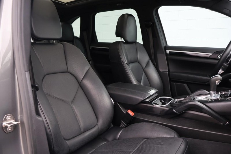 Porsche Cayenne Vehicle Full-screen Gallery Image 24