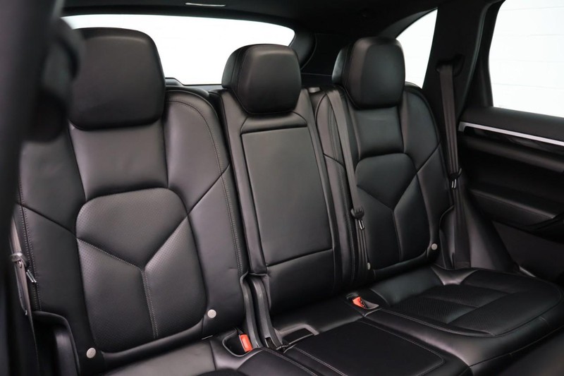 Porsche Cayenne Vehicle Full-screen Gallery Image 25