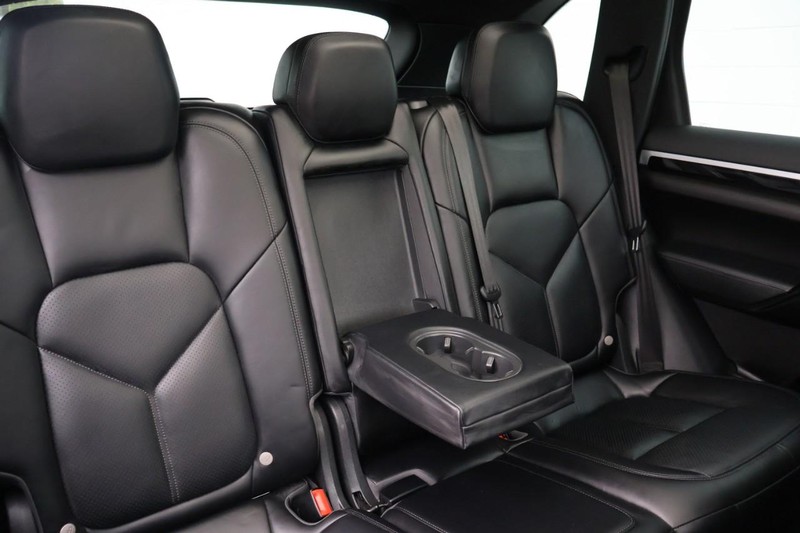 Porsche Cayenne Vehicle Full-screen Gallery Image 26