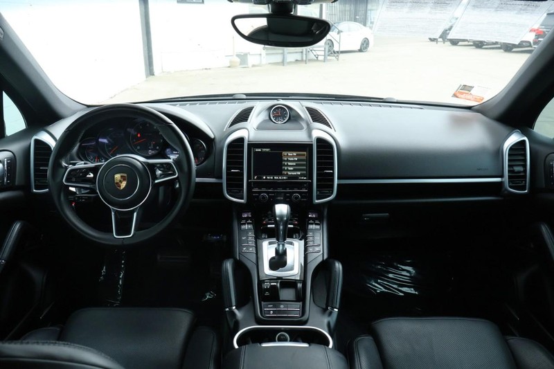 Porsche Cayenne Vehicle Full-screen Gallery Image 27