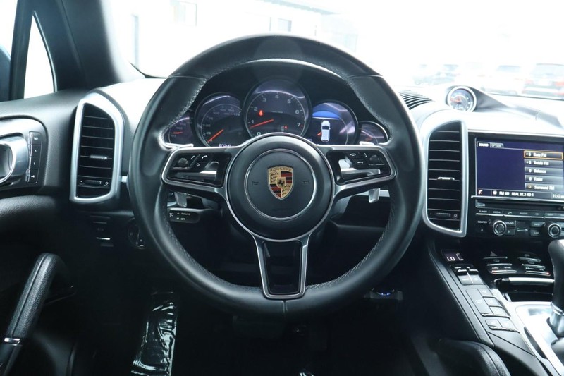 Porsche Cayenne Vehicle Full-screen Gallery Image 29
