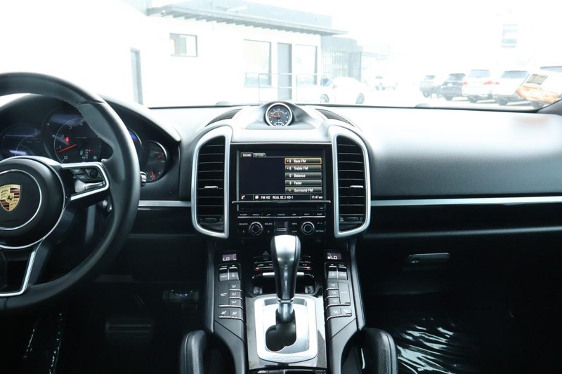 Porsche Cayenne Vehicle Full-screen Gallery Image 32