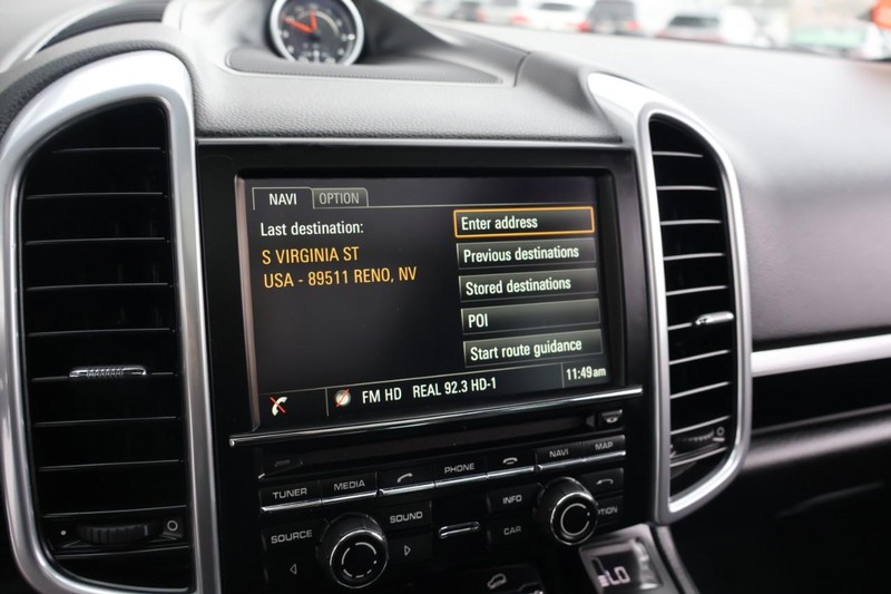 Porsche Cayenne Vehicle Full-screen Gallery Image 33